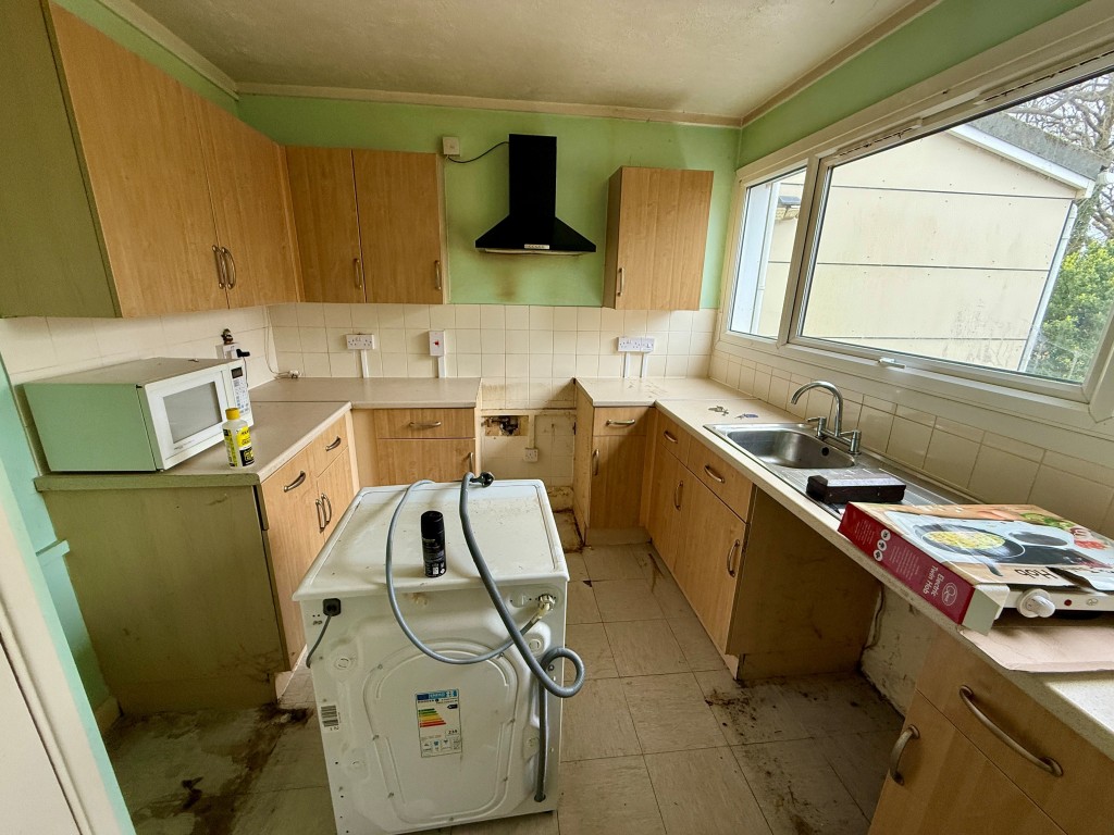 Lot: 146 - HOUSE IN NEED OF IMPROVEMENT - Kitchen